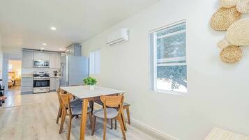 Hus - 2 queensize-sängar - uteplats - utsikt mot trädgården (1201 Glendora) | Restauranger