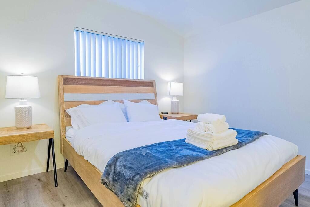 House, 2 Queen Beds, Patio, Garden View (1201 Glendora) | 2 bedrooms, individually decorated, individually furnished, bed sheets