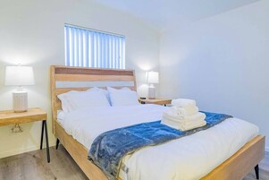House, 2 Queen Beds, Patio, Garden View (1201 Glendora) | 2 bedrooms, individually decorated, individually furnished, bed sheets