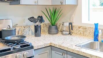 Casa, 2 camas Queen size, patio, vista al jardín (1201 Glendora) | Cocina privada | Cafetera y tetera