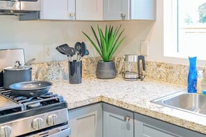 House, 2 Queen Beds, Patio, Garden View (1201 Glendora) | Private kitchen | Coffee/tea maker - Elegant Country Retreat With Serene Patio Haven (Glendora)