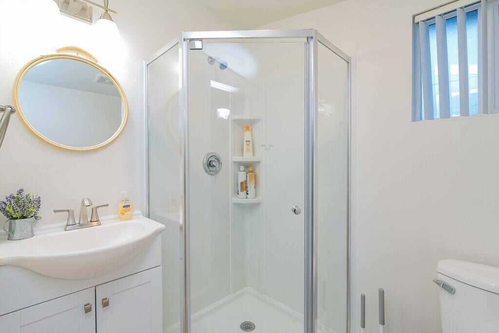 Casa, 2 letti queen, patio, vista giardino (1201 Glendora) | Bagno | Set di cortesia firmato, asciugamani, carta igienica