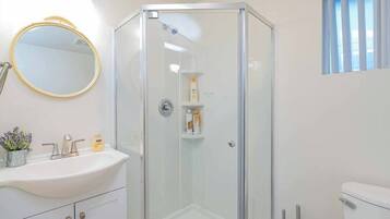 Casa, 2 letti queen, patio, vista giardino (1201 Glendora) | Bagno | Set di cortesia firmato, asciugamani, carta igienica