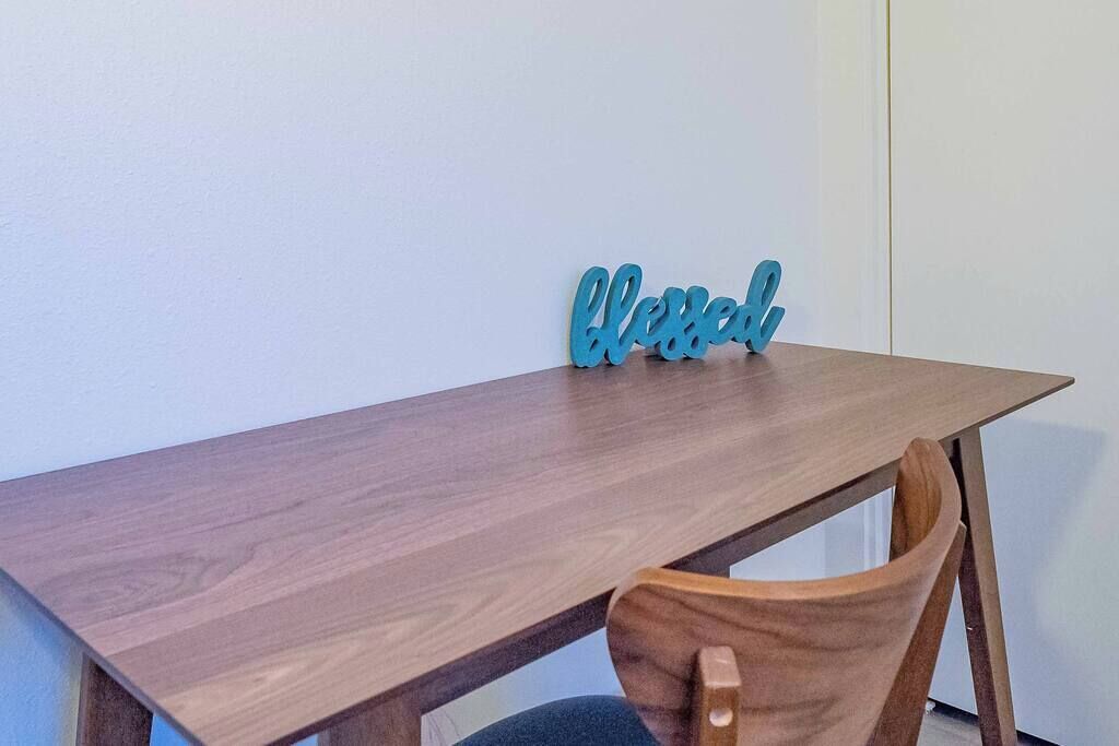 Una mesa de madera con un letrero azul que dice "Blessed".
