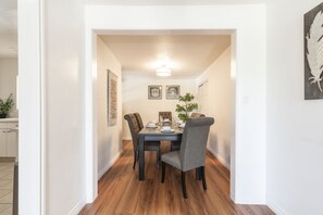 Rumah, Beberapa Tempat Tidur, patio, pemandangan kebun (7931 A, Rosemead) | Tempat makan