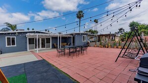 Outdoor dining - Cozy Family Retreat/game Room&backyard in Hacienda (Hacienda Heights)