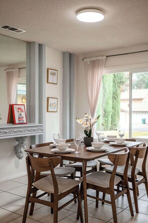 บ้านพัก, หลายเตียง, ลานระเบียง, วิวสวน (5609 Riverside) | 5 ห้องนอน, ห้องพักตกแต่งอย่างมีเอกลักษณ์, ตกแต่งพิเศษโดยเฉพาะ