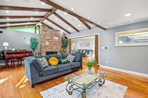 House, Multiple Beds, Patio, Pool View (135 Glendora) | Living area