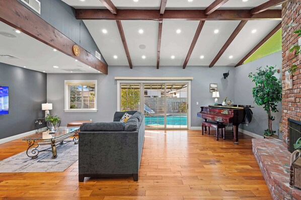 House, Multiple Beds, Patio, Pool View (135 Glendora) | Living area