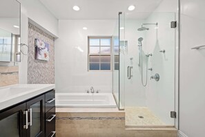 Ferienhaus, Mehrere Betten, Terrasse, Poolblick (135 Glendora) | Badezimmer | Designer-Toilettenartikel, Handtücher, Toilettenpapier