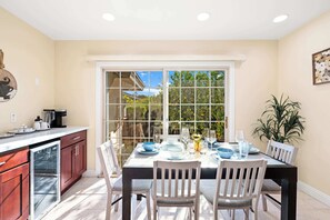 Casa, varias camas, patio, vistas a la piscina (135 Glendora) | Restauración