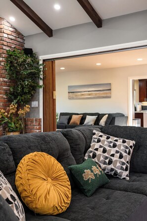 Casa, varias camas, patio, vista a la alberca (135 Glendora) | Área de sala de estar