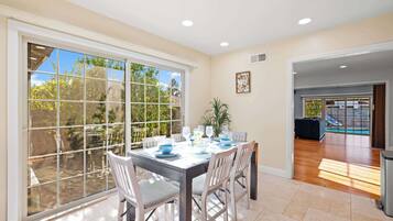 Maison, plusieurs lits, patio, vue piscine (135 Glendora) | Restauration