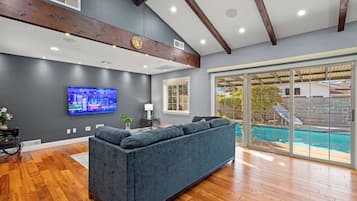 Maison, plusieurs lits, patio, vue piscine (135 Glendora) | Coin séjour