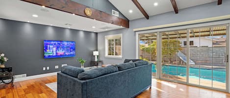 Casa, varias camas, patio, vista a la alberca (135 Glendora) | Área de sala de estar