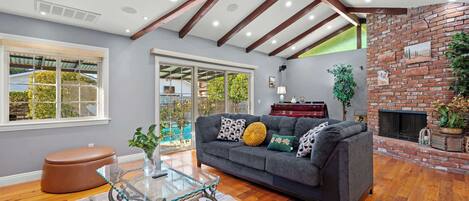 House, Multiple Beds, Patio, Pool View (135 Glendora) | Living area