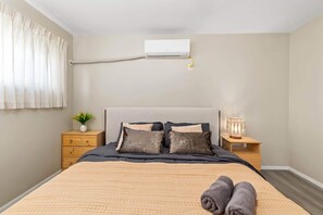 Room - Cozy 2BR Home With Bright Interior & Relaxing Patio (Ontario)