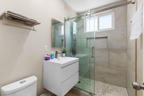 Ferienhaus, Mehrere Betten, Terrasse, Gartenblick (8207 Rancho) | Badezimmer | Designer-Toilettenartikel, Handtücher, Toilettenpapier