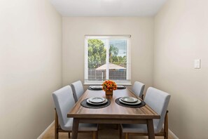 Casa, varias camas, patio, vistas al jardín (8207 Rancho) | Restauración