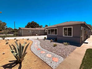 Property grounds - Cozy 2BR Home With Bright Interior & Relaxing Patio (Ontario)
