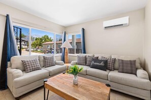 Casa, varias camas, patio, vista al jardín (8207 Rancho) | Área de sala de estar