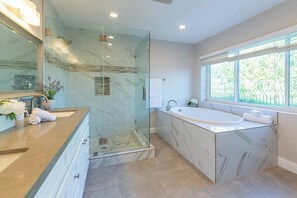 單棟房屋, 多張床, 可使用泳池, 花園景 (834 Glendora) | 浴室 | 名牌梳洗用品、提供毛巾、廁紙