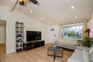 House, Multiple Beds, Patio, Garden View (617 Glendora) | Living area