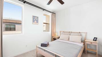 Stadtwohnung, Mehrere Betten, Balkon, Gartenblick (4061 Ontario) | 2 Schlafzimmer, individuell dekoriert, individuell eingerichtet