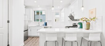 Chic Modern Retreat With Stunning Views 1360 Sqft