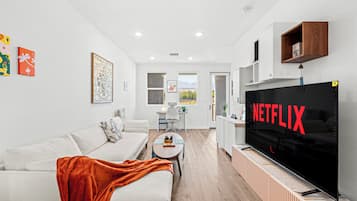 Townhome, Multiple Beds, Balcony, Garden View (4061 Ontario) | Living area