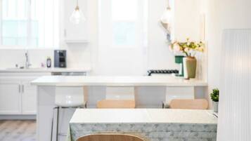 Stadtwohnung, Mehrere Betten, Balkon, Gartenblick (4061 Ontario) | Speisen