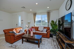 Maison en rangée, Plusieurs lits, patio, vue sur le jardin (4096 (#23) Ontario) | Aire de séjour