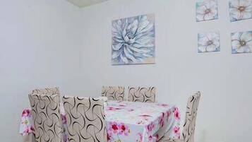 Byhus - flere senge - terrasse - udsigt til have (4096 (#23) Ontario) | Spiseområde