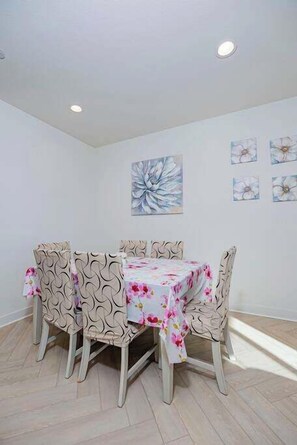 Townhouse, Beberapa Tempat Tidur, patio, pemandangan kebun (4096 (#23) Ontario) | Tempat makan
