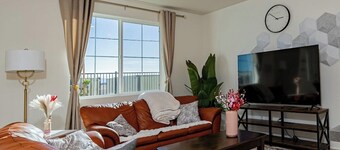 Luxurious Ontario Townhouse: Ideal Family Retreat