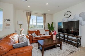 聯排別墅, 多張床, 庭院, 花園景觀 (4096 (#23) Ontario) | 起居區