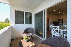 Appartement, plusieurs lits, balcon, vue jardin (Lake #8 Altadena) | Restauration extérieure
