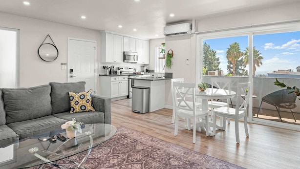 Apartamento, varias camas, balcón, vistas al jardín (Lake #8 Altadena) | Zona de estar