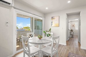 2 bedrooms, individually decorated, individually furnished - Cozy Modern Escape With Balcony Near LA Hotspots #8 (Altadena)