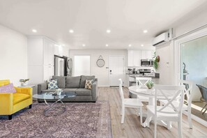 Apartament, diversos llits, balcó, vistes al jardí (Lake #8 Altadena) | Sala d'estar