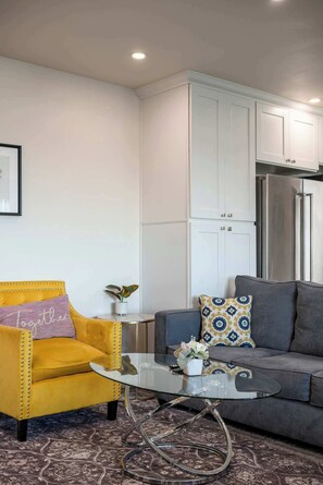 Apartamento, várias camas, sacada, vista para o jardim (Lake #8 Altadena) | Área de estar