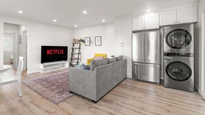 Apartamento, varias camas, balcón, vistas al jardín (Lake #8 Altadena) | Interior
