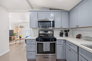 House, Multiple Beds, Patio, Garden View (511-2 Glendora) | Private kitchen