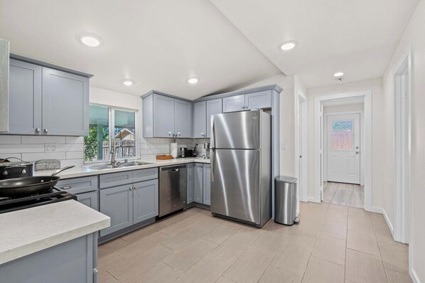 Casa, várias camas, varanda, vista para o jardim (511-2 Glendora) | Cozinha privada | Cafeteira/chaleira