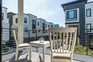 Townhouse, 1 queensize-seng, terrasse, hageutsikt (148 C, Irvine) | Overnattingsstedets uteområder