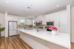 Townhouse, 1 queensize-seng, terrasse, hageutsikt (148 C, Irvine) | Eget kjøkken | Kaffetrakter/tekoker