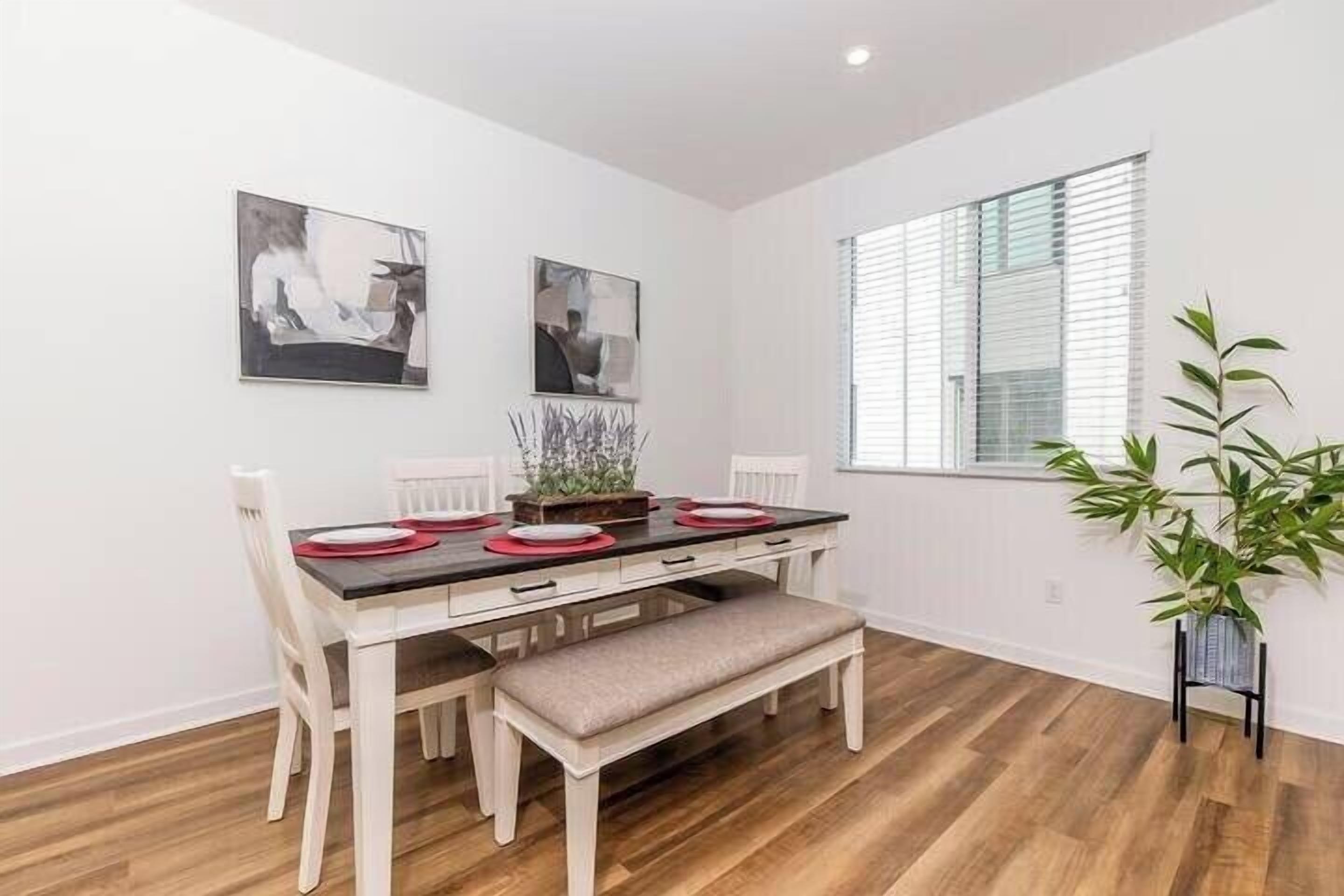 Byhus - 1 queensize-seng - terrasse - udsigt til have (148 C, Irvine) | Spiseområde