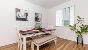 Byhus - 1 queensize-seng - terrasse - udsigt til have (148 C, Irvine) | Spiseområde