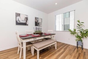 Casa de ciudad, 1 cama Queen size, patio, vista al jardín (148 C, Irvine) | Restaurantes