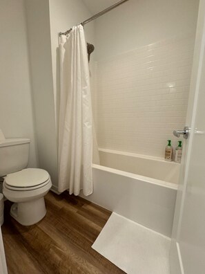 Casa de ciudad, 1 cama Queen size, patio, vista al jardín (148 C, Irvine) | Baño | Amenidades de baño de diseñador, toallas, papel de baño 